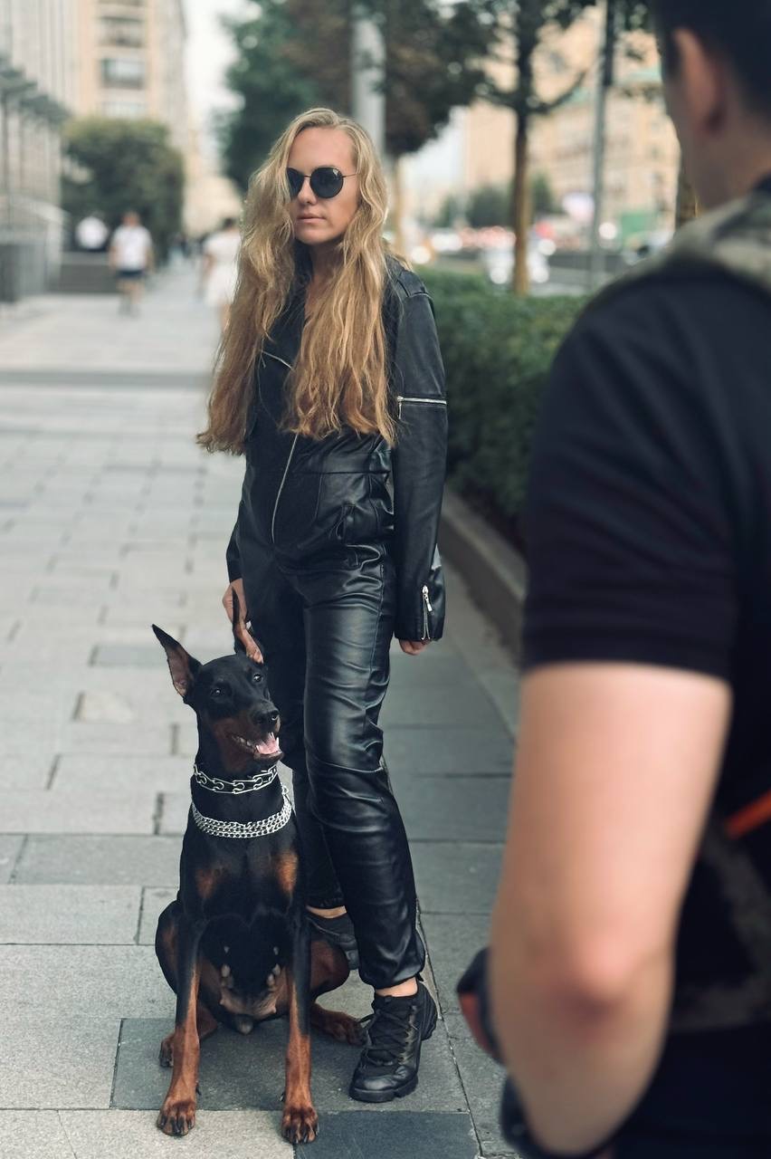 Доберман для фотосессии в Москве на улице Мытная